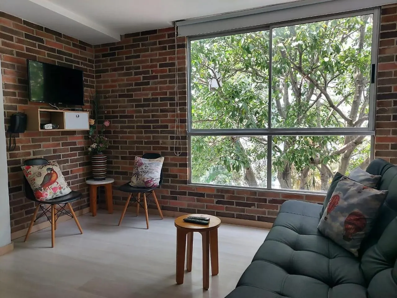 Medellin- La 70, Close To Everything, Laureles Retreat